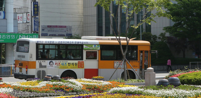 신도여객 시내버스. 장기간 경영난에 시달리던 신도여객은 지난해 8월 말 타 회사에 9개 노선과 버스 66대를 무상 양도하고 폐업했다. 사진제공=울산시