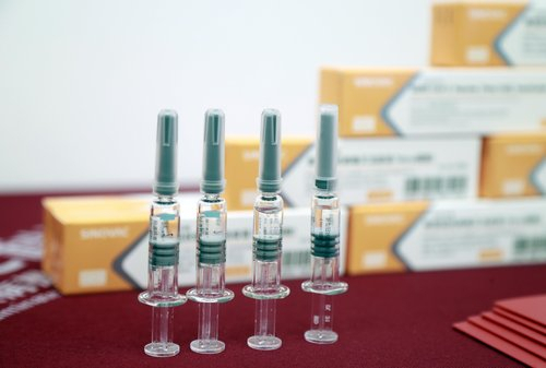 블룸버그통신은 26일 (현지시간) 중국의 코로나19 방역 실패의 원인으로 mRNA 백신 접종을 하지 않은 것을 꼽았다. 사진은 중국 시노백이 개발한 코로나19 백신 '코로나백'. 연합뉴스