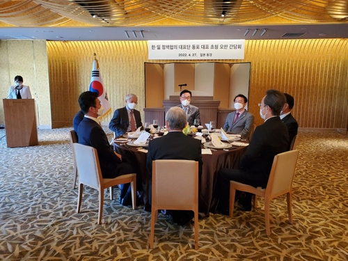 윤석열 대통령 당선인이 일본에 파견한 한일정책협의대표단은 27일 도쿄의 한 식당에서 재일동포 단체들과 오찬 간담회를 했다. 정책협의단 단장인 정진석 국회부의장(가운데)과 부단장인 김석기 한일의원연맹 간사장(오른쪽)은 동포 단체 대표들과 대화하는 모습./연합뉴스