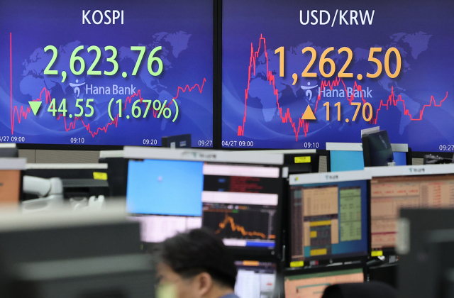 코스피가 미국 증시 급락의 영향으로 27일 2% 가까이 하락하며 출발했다. 연합뉴스