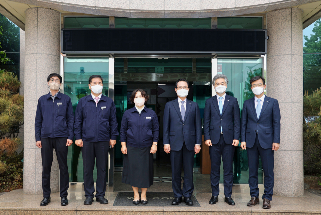 권남주(왼쪽 네번째) 캠코 사장이 27일 서울 부산 정우이앤이 본사에서 자산매입 후 임대프로그램에 대한 애로사항을 듣고 있다. 사진 제공=캠코