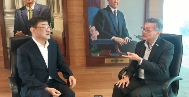 김무환(왼쪽) POSTEC 총장과 탄엥체 싱가포르국립대(NUS) 총장이 최근 싱가포르에서 특별대담을 갖고 교육 혁신과 학문 융합, 의사과학자 양성 방안에 관해 협의하고 있다. 싱가포르=고광본 선임기자