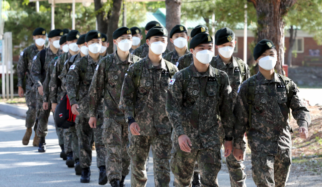 국군 장병들이 줄지어 이동하고 있다. 사진 제공=국방일보