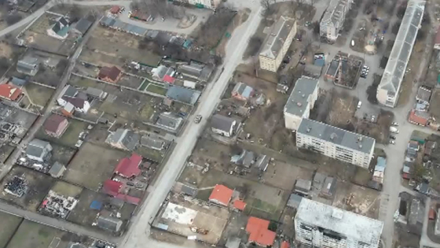 바딤 보이첸코 마리우폴 시장은 26일(현지시간) 미국 위성사진업체 플래닛랩스가 촬영한 사진을 근거로 마리우폴에서 약 8㎞ 떨어진 스타리크림 마을에서 집단매장지가 발견됐다고 밝혔다. CNN 홈페이지 캡처