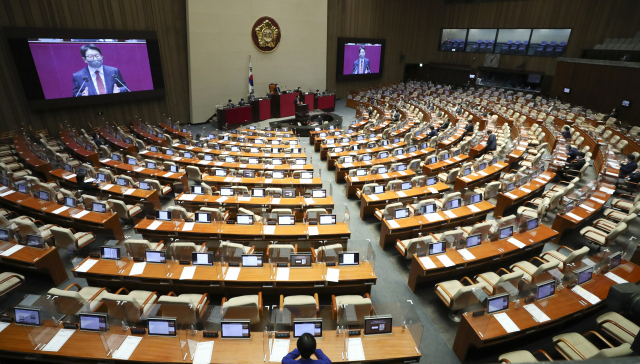 권성동 국민의힘 원내대표가 27일 국회 본회의에서 검찰의 수사권과 기소권을 분리하는 일명 '검수완박' 법안을 처리하기 전 첫번째 무제한토론(필리버스터)을 할 때 본회의장의 여야 의원 자리가 비어 있다. 연합뉴스