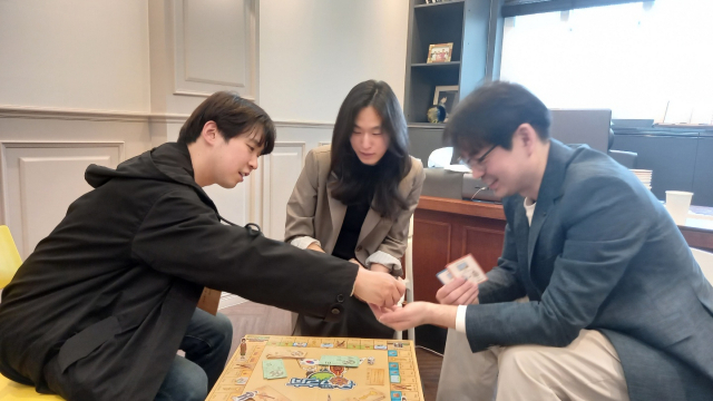 이영석(오른쪽) 부루마불씨앗사 사업총괄실장과 오리나(가운데) 개발팀장, 오현진 개발팀 디자이너가 부루마불 대한독립 에디션 게임을 진행하고 있다.