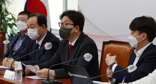 국민의힘의 권성동 원내대표가 28일 국회에서 열린 최고위원회의에서 발언하고 있다. 성형주 기자