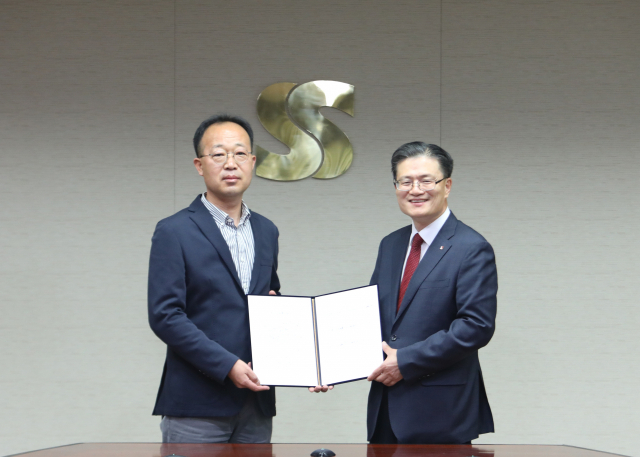 이현준(오른쪽) 쌍용C&E 대표와 최동환 노동조합위원장이 2022 임금협약 합의서를 체결하고 기념 촬영을 하고 있다. / 사진제공=쌍용C&E