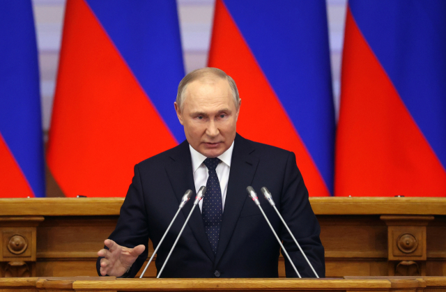 블라디미르 푸틴 러시아 대통령이 27일(현지시간) 상트페테르부르크에서 연설을 하고 있다. EPA연합뉴스