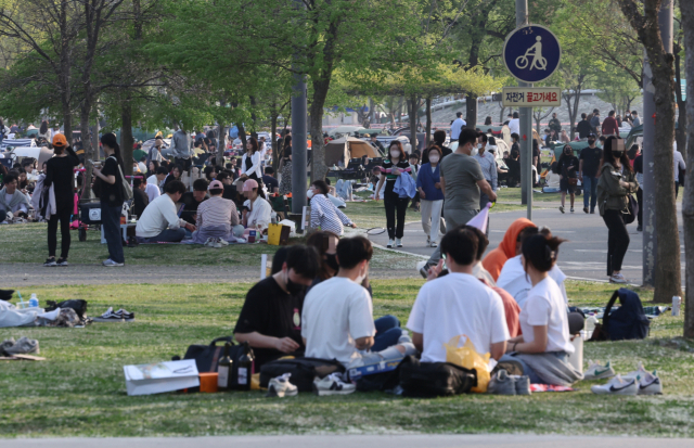 사회적 거리두기 해제 후 첫 주말인 지난 24일 서울 반포 한강시민공원이 나들이를 나온 시민들로 북적이고 있다. /연합뉴스