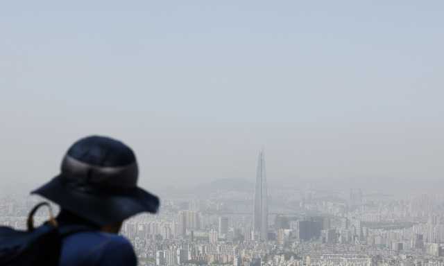 경기도 광주시 남한산성에서 바라본 서울 시내가 뿌옇다. 2022.4.27 연합뉴스