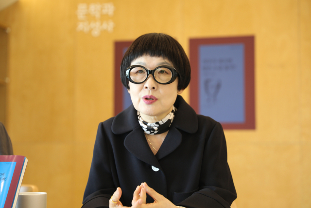 김혜순 시인이 14번째 시집 ‘지구가 죽으면 달은 누굴 돌지?’ 출간을 기념해 28일 서울 서교동 문학과지성사에서 기자 간담회를 갖고 있다./사진제공=문학과지성사