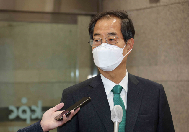 한덕수 국무총리 후보자가 28일 오전 서울 종로구 국회인사청문회 준비단 사무실로 출근하며 취재진 질문에 답하고 있다. /연합뉴스