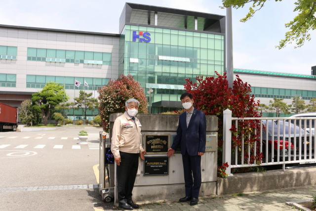 부산 미래산업 선제 대응 및 일자리 창출 선순환 생태계 조성을 위한 24호 브랜치가 효성전기에서 개소했다. 정진근(왼쪽) 효성전기 회장과 김형균 부산테크노파크 원장./사진제공=부산테크노파크