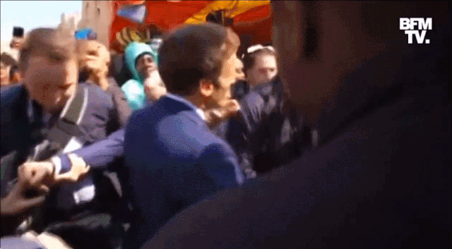 27일(현지시간) 재선에 성공한 에마뉘엘 마크롱 프랑스 대통령이 세르지 시장을 방문했다가 시민이 던진 방울토마토를 맞을 뻔 하는 모습. BFM TV 캡처