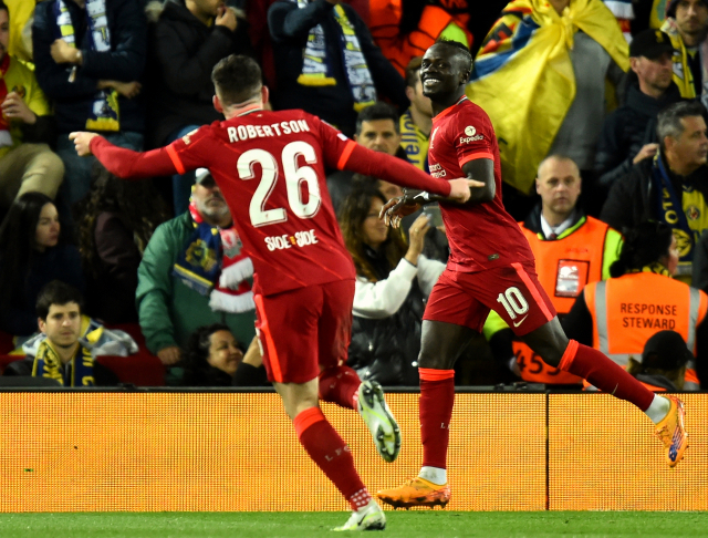 28일 UEFA 챔피언스리그 비야레알전에서 팀의 두 번째 골을 넣은 리버풀 사디오 마네(오른쪽). EPA연합뉴스