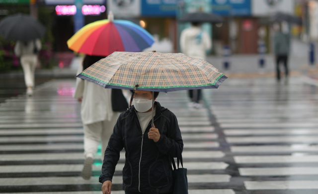 우산을 쓴 시민이 26일 오후 경남 창원시 성산구 용호동 일대를 이동하고 있다. 연합뉴스
