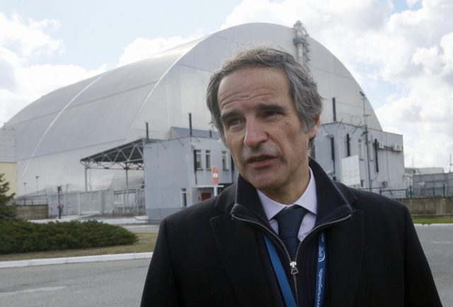 라파엘 그로시 국제원자력기구(IAEA) 사무총장이 27일(현지 시간) 우크라이나 체르노빌 원전 사고 현장을 방문하고 있다. AP연합뉴스