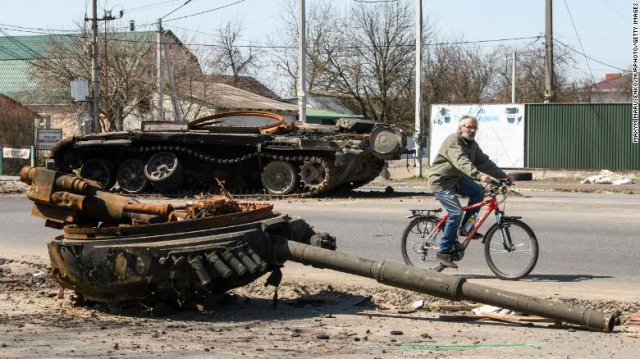 러시아군 전차의 포탑이 분리된 채 나뒹굴고 있다. CNN 캡처