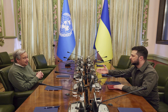 볼로디미르 젤렌스키(오른쪽) 우크라이나 대통령이 28일(현지시간) 수도 키이우(키예프)에서 자국을 방문한 안토니우 구테흐스 유엔 사무총장과 마주 앉아 회담하고 있다.AP연합뉴스