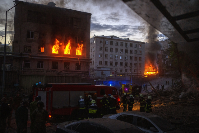 28일(현지시간) 우크라이나 수도 키이우(키예프)의 폭발 현장에 출동한 구급대원들이 수습에 나서고 있다. 러시아는 볼로디미르 젤렌스키 우크라이나 대통령과 안토니우 구테흐스 유엔 사무총장의 회담이 끝난 직후 키이우를 공격했다. AP연합뉴스