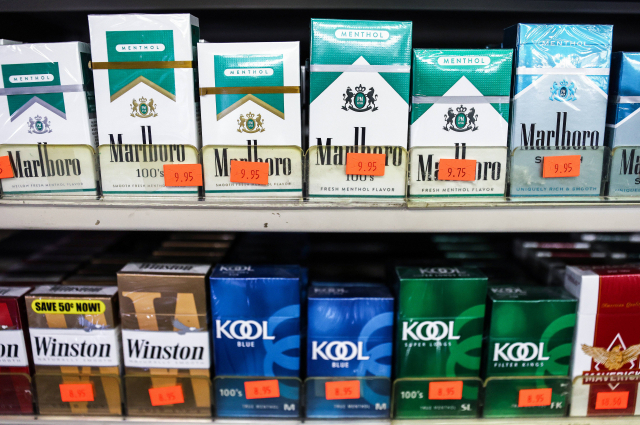 미국 캘리포니아 로스엔젤레스의 한 슈퍼마켓 매대에 멘솔 담배 등이 진열돼 있다.AFP연합뉴스