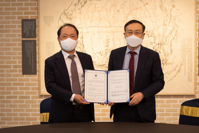 조영식 SDB인베스트먼트 회장(왼쪽)과 오세정 서울대학교 총장(오른쪽)이 29일 협약서를 들어 보이고 있다. 서울대 제공