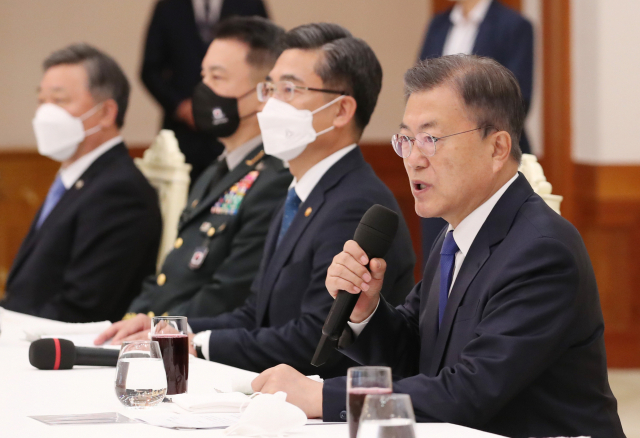 문재인 대통령이 29일 청와대 본관에서 열린 군 주요 직위자 격려 오찬 간담회에서 발언하고 있다. /연합뉴스