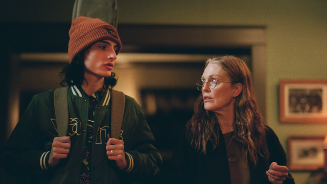 영화 ‘When You Finish Saving the World’에서 아들과 엄마를 연기한 핀 울프하드(왼쪽)와 줄리안 무어. / 사진 제공=Sundance Institute