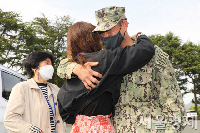 한미연합지휘소훈련에 참가한 왓슨 미군 예비역 대외(오른쪽)가 지난 28일 육군 제2작전사령부에서 17년 만에 만난 여동생 허영희 씨와 포옹하고 있다. 사진 왼쪽은 이날 여동생과 동행한 사촌누나 허선애 씨. /사진제공=육군