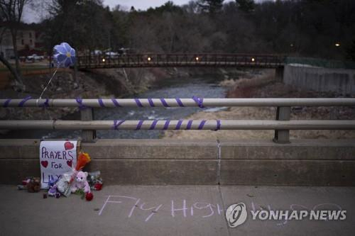 일리아나 릴리 피터스 실종·살해 사건 현장 인근에 놓인 꽃과 인형. AP연합뉴스