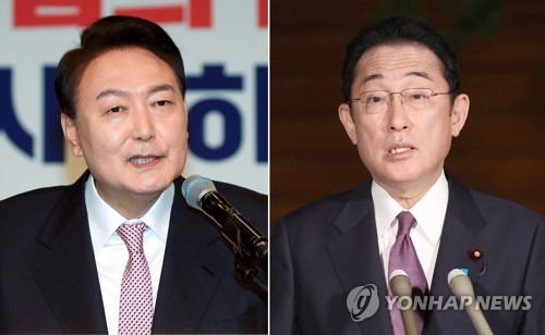 윤석열(왼쪽) 대통령 당선인과 기시다 후미오 일본 총리./연합뉴스