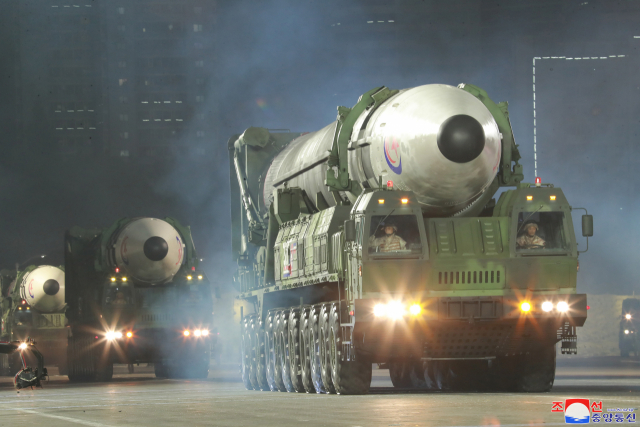 북한이 지난 25일 저녁 평양 김일성광장에서 개최한 열병식에서 화성-17형 대륙간탄도미사일(ICBM)이 이동발사차량에 실려 이동하고 있다. /조선중앙통신·연합뉴스