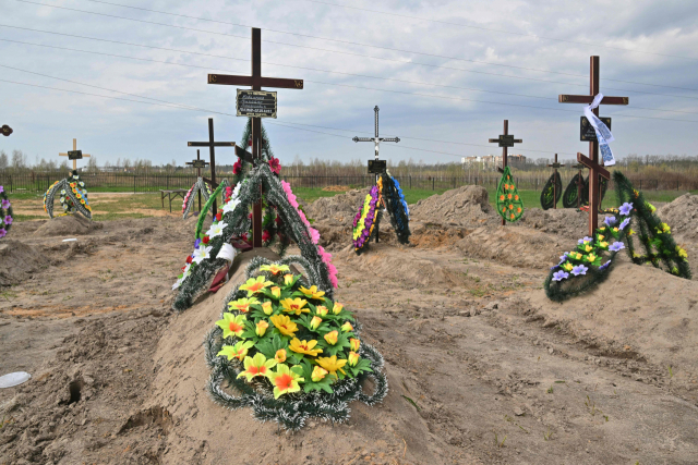 우크라이나 수도 키이우 외곽 마을 부차에서 러시아군에 의해 희생당한 민간인들이 묻힌 공동묘지의 모습. AFP연합뉴스