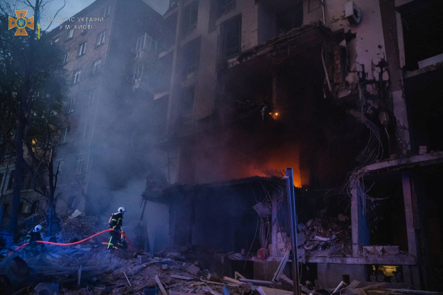 29일(현지시간) 우크라이나에서 구조대원들이 미사일 공격으로 파손된 주택 건물 현장에서 작업을 하고 있다. 로이터연합뉴스