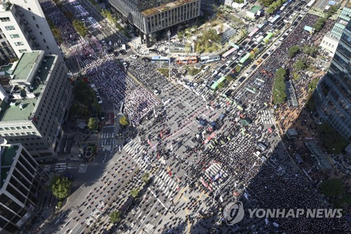 10·20 민주노총 총파업에 참가한 조합원들이 지난해 10월 20일 서울 서대문역 네거리에 기습 집결해 도로를 점거한 채 '5인 미만 사업장 차별 철폐·비정규직 철폐, 모든 노동자의 노조활동 권리 쟁취' 등을 주장하며 집회를 하고 있다. 연합뉴스