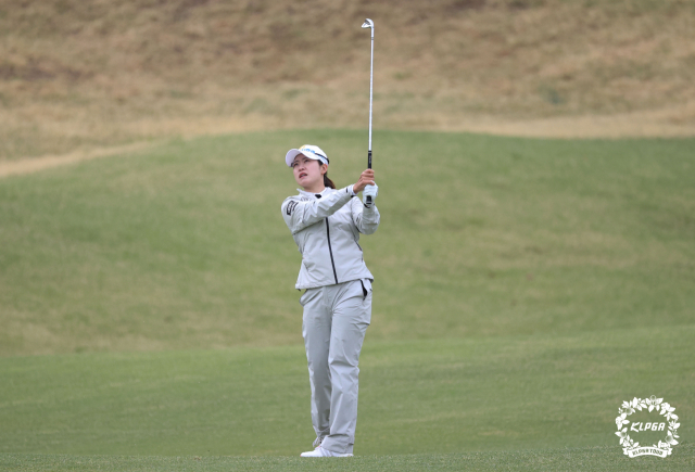 박민지가 29일 KLPGA 챔피언십 2라운드 12번 홀에서 아이언 샷을 하고 있다. 사진 제공=KLPGA