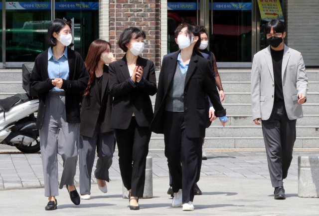 29일 오전 광주 북구청에서 마스크를 쓴 공무원들이 점심을 먹으러 나오고 있다. 연합뉴스