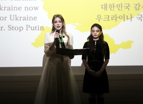 기자회견에 참석한 우크라이나 배우 올레나 시도르추크(왼쪽)과 미술 작가 마리아 첼노주코바가 발언하고 있다. 연합뉴스