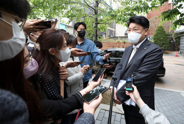 장제원 대통령 당선인 비서실장이 29일 오전 서울 통의동 대통령직인수위원회 앞에서 취재진의 질문에 답하고 있다. 권욱 기자