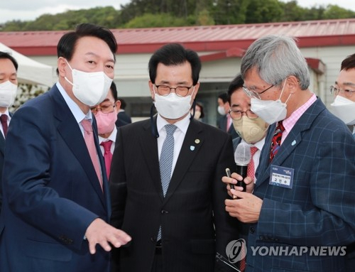 29일 충북을 찾은 윤석열 대통령 당선인과 이시종 충북지사(가운데)가 대화하고 있다. 연합뉴스