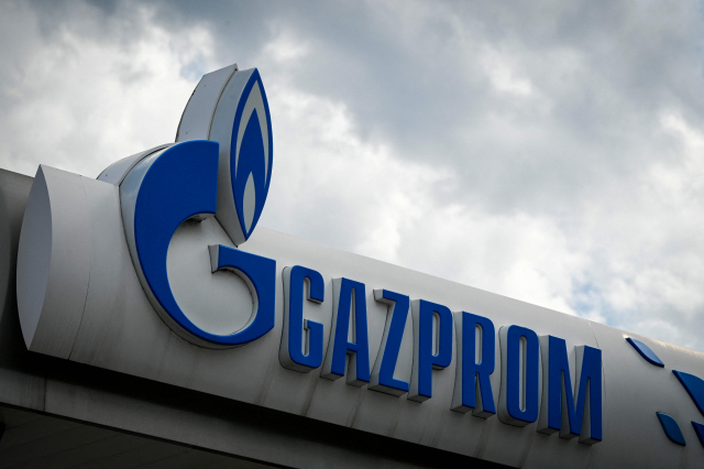 러시아 국영가스업체 '가스프롬' 로고. 가스프롬은 27일(현지시간)부터 폴란드와 불가리아에 천연가스 공급을 완전히 중단했다. /AFP연합뉴스