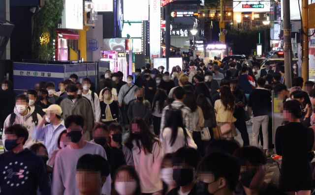 코로나19 사회적 거리두기 해제로 활기를 되찾고 있는 가운데 저녁을 즐기려는 시민들로 붐비고 있다. 연합뉴스