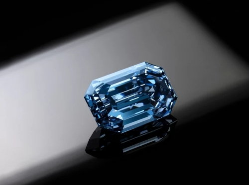 지난 26일(현지시간) 글로벌 경매회사 소더비는 15.10 캐럿짜리 '드 비어스 컬리넌 블루' 다이아몬드가 약 732억 원에 낙찰됐다고 발표했다. 소더비 홍콩 홈페이지 캡처