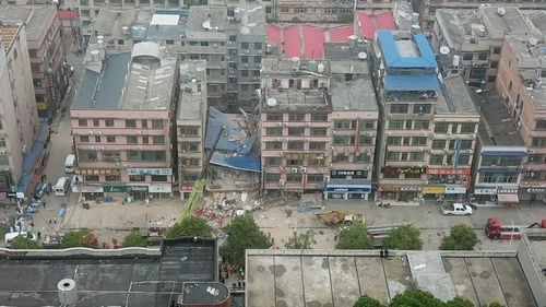 지난달 29일 중국 후난성 창사에서 발생한 주상복합 건물 붕괴 사고로 23명이 숨지고, 39명이 실종됐다. 펑파이 캡처