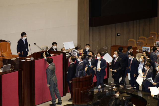30일 오후 국회 본회의에서 국민의힘 의원들의 반발 속에 검찰청법 개정안이 표결 통과되고 있다. /성형주 기자