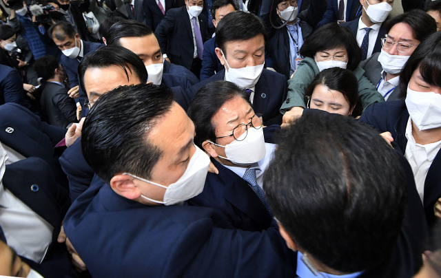박병석 국회의장이 30일 국민의힘 의원들의 반발 속에 검찰청법 개정안 표결 처리를 위한 본회의에 참석하고 있다. /성형주 기자