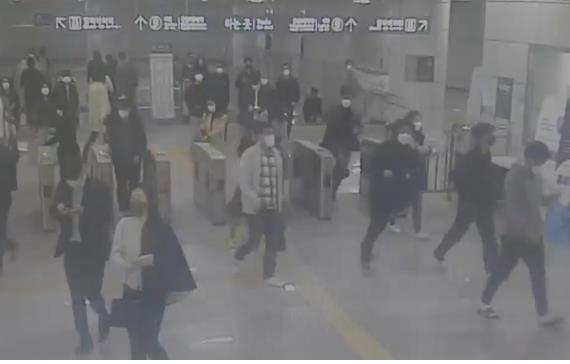 9호선 언주역 대합실에서 개찰구를 뛰어넘어 도주하는 피해자 추격. 사진=서울경찰청 제공