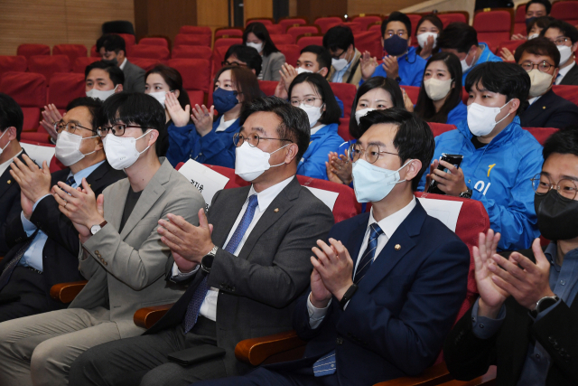 윤호중 “청와대에 국무회의 시점 의견 전달…野 주장은 모순”