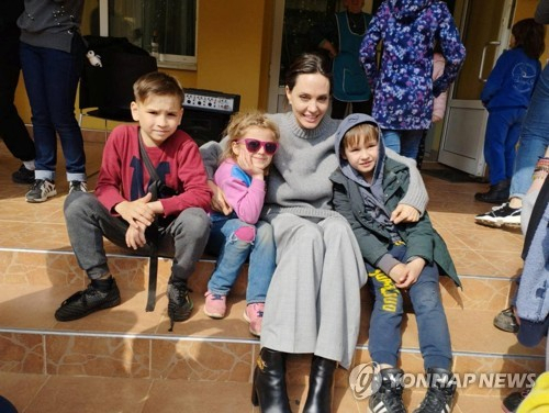 안젤리나 졸리가 우크라니아의 의료 시설을 방문해 어린이들과 기념촬영을 하고 있다. 연합뉴스